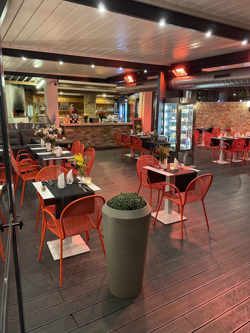 Bar Tabac De Saint Tronc Le Jardin