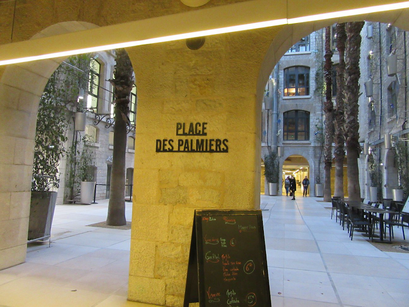 LES DOCKS MARKET